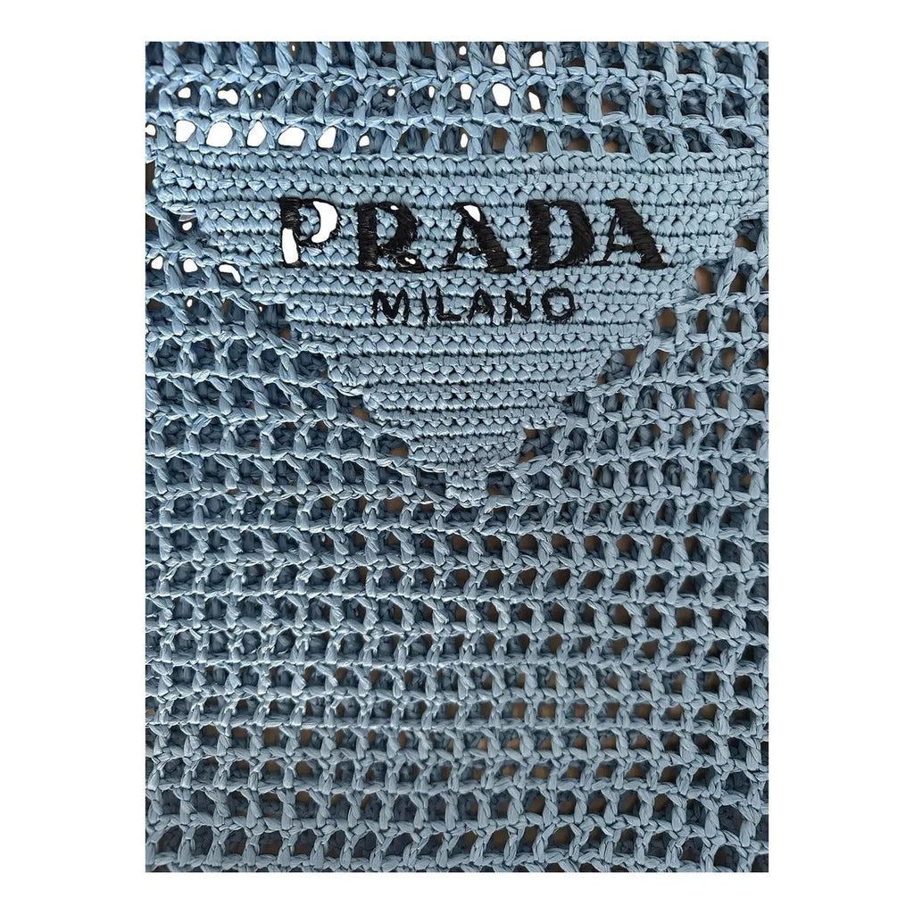 PRADA RAFFIA TASCHE MIT GEWEBTEM LOGO IN BLAU
