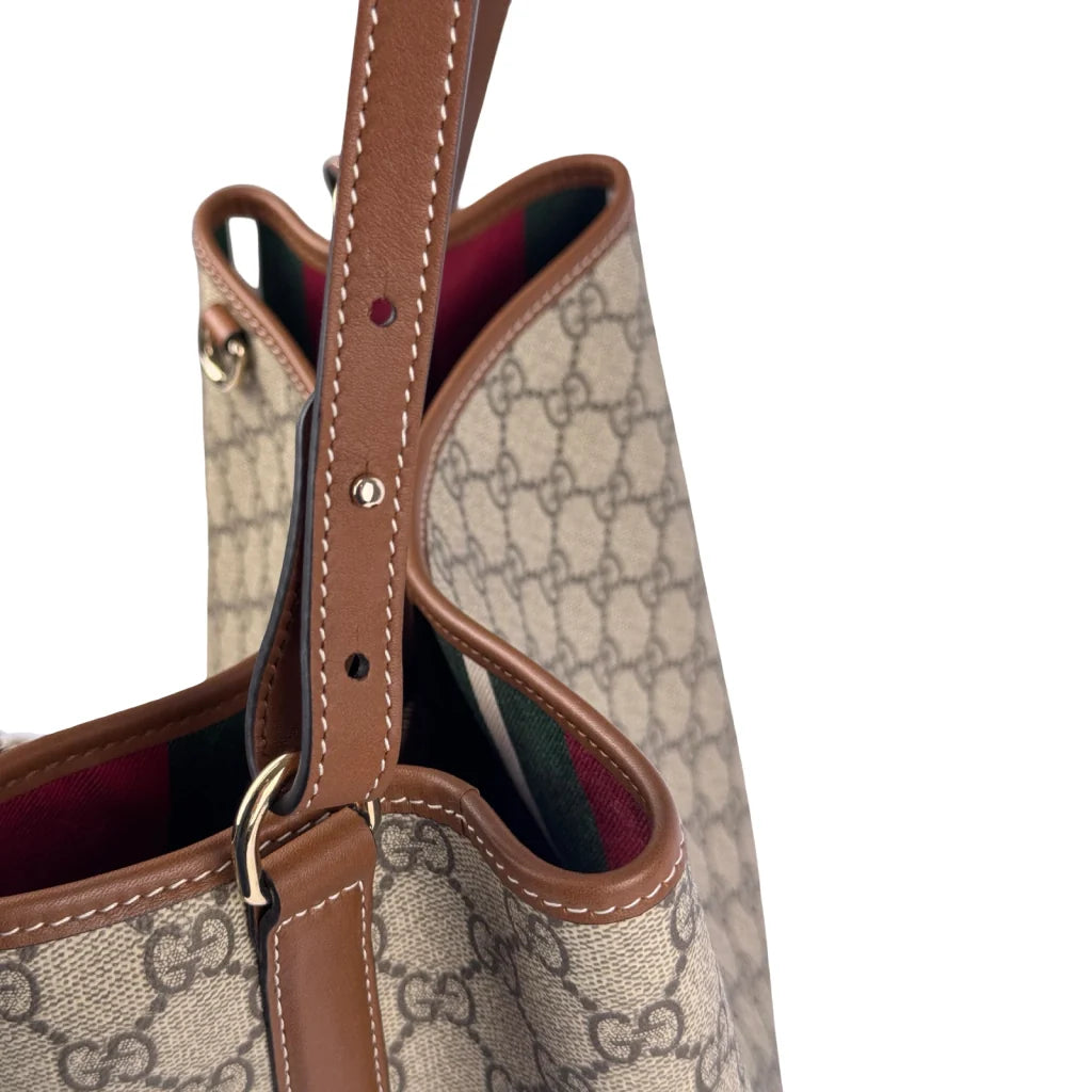 GUCCI – MEDIUM BUCKET BAG WITH GG EMBLEM